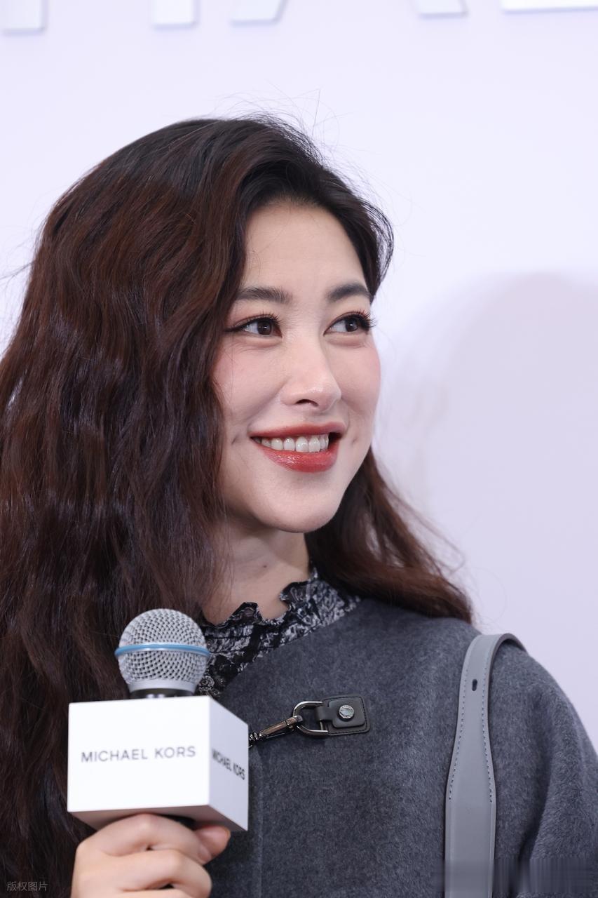 朱珠出席活动，身穿大衣搭配长靴大气十足