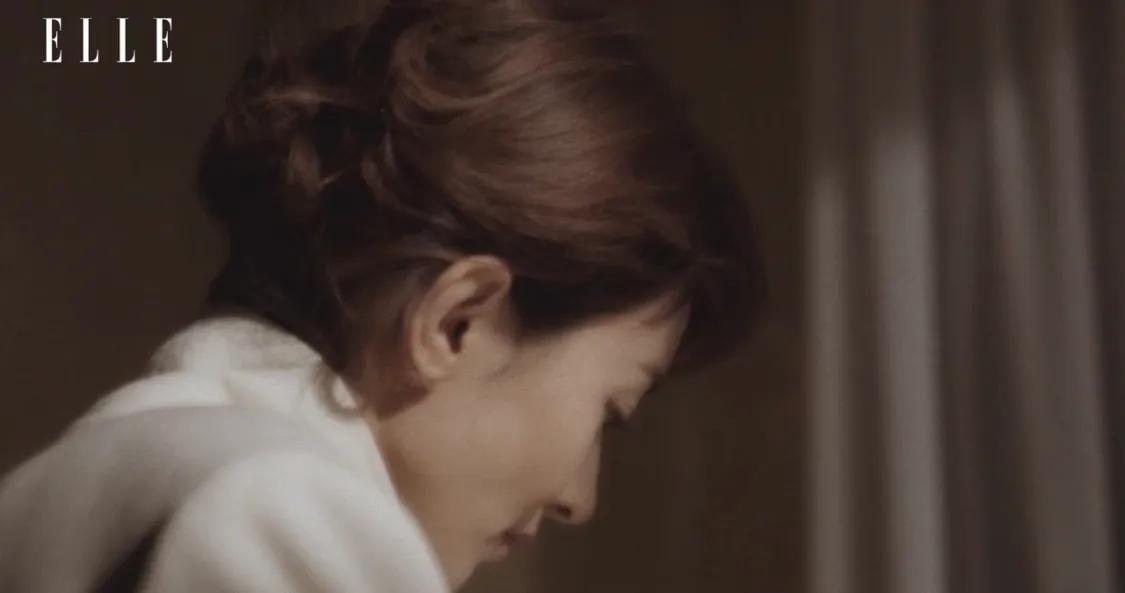 赵丽颖在老洋房拍ELLE杂志大片，陈漫掌镜，她很瘦但有腹肌！