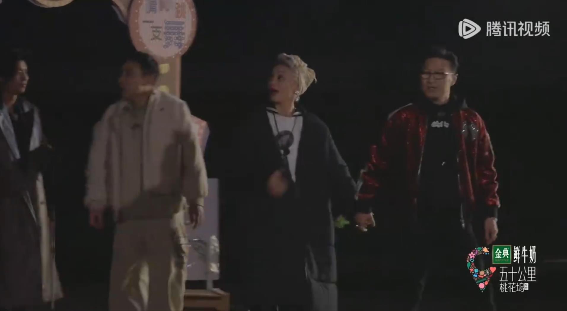 汪峰自然牵手宁静引爆争议,网友:“50岁拉个手怎么了?”