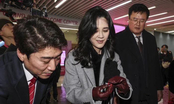 55岁三星长公主李富真露面！有家族遗传病走路蹒跚，儿子让她增光