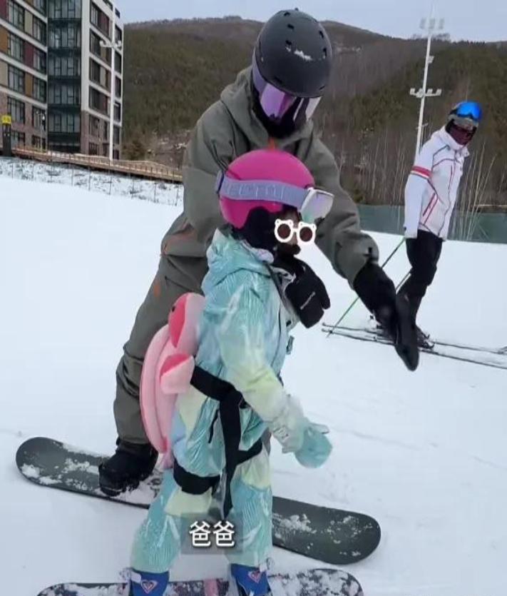 郑恺带妻女崇礼滑雪！5岁安娜一学就会，苗苗产后体寒穿10件棉衣