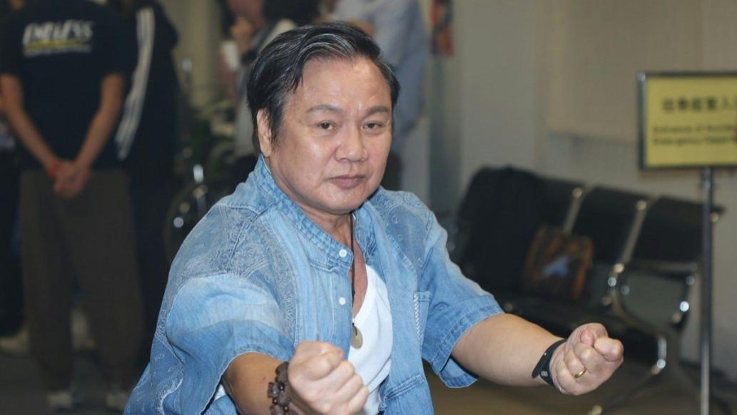 73岁罗莽现身街头比拼手腕 胜年轻对手赢五百元