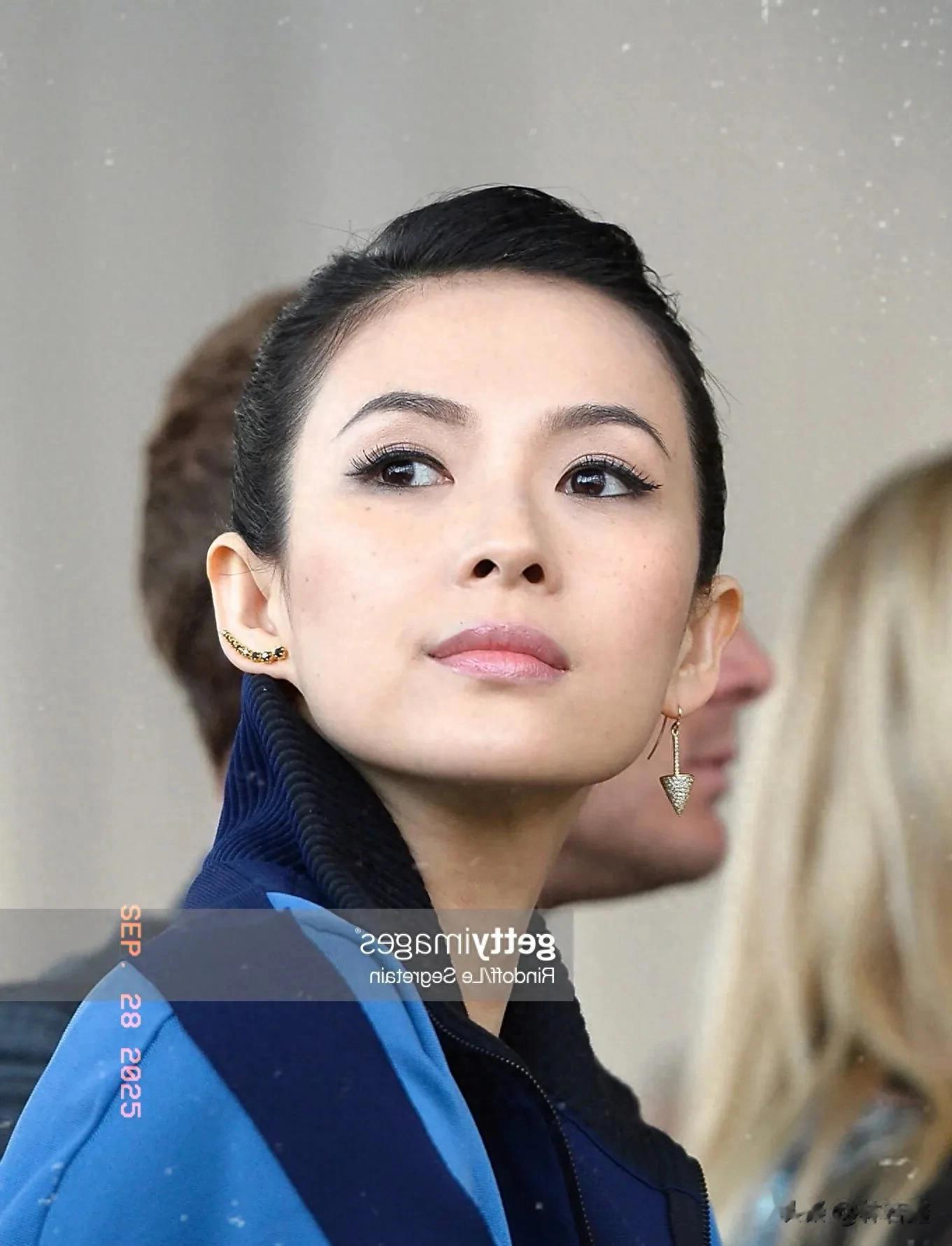 章子怡米兰逛商场被偶遇，梳着丸子头，打扮时髦，网友：很惊艳！