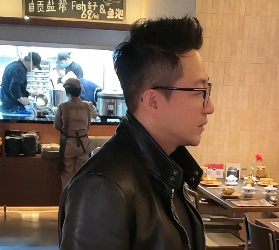 汪小菲天没亮发微博，揭开直播账号被封真相：李亮也是台湾女婿