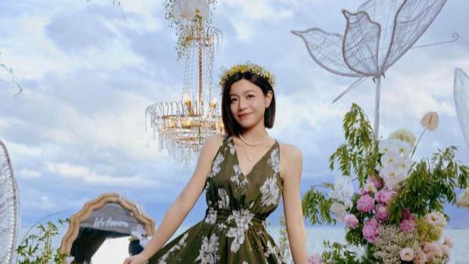 42岁陈妍希晒庆生照，与儿子温馨同框，小星星身高猛蹿超妈妈肩膀