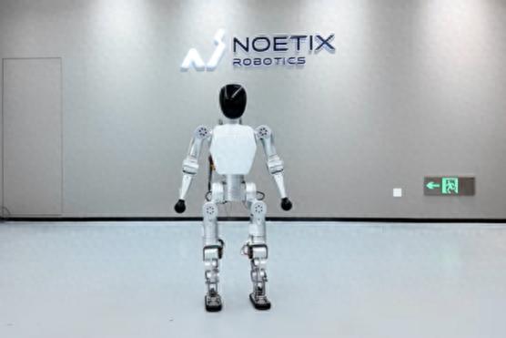 人形機器人新品下探到萬元內，松延動力創始人否認“價格戰”，相信明年買比租便宜