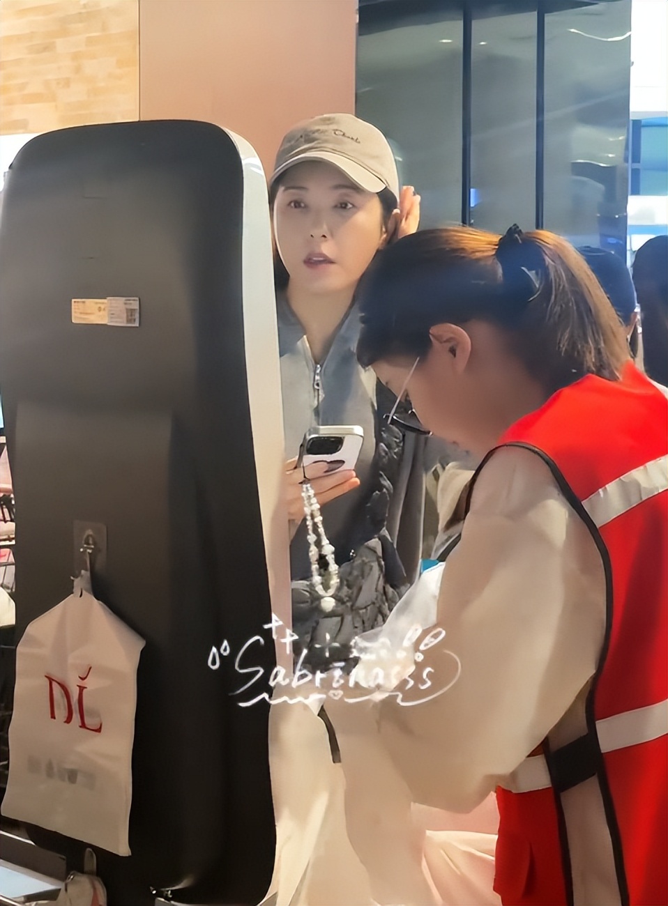 48岁曾黎逛新乡胖东来,素颜一脸褶又僵又肿,撅嘴卖萌反吓哭小孩