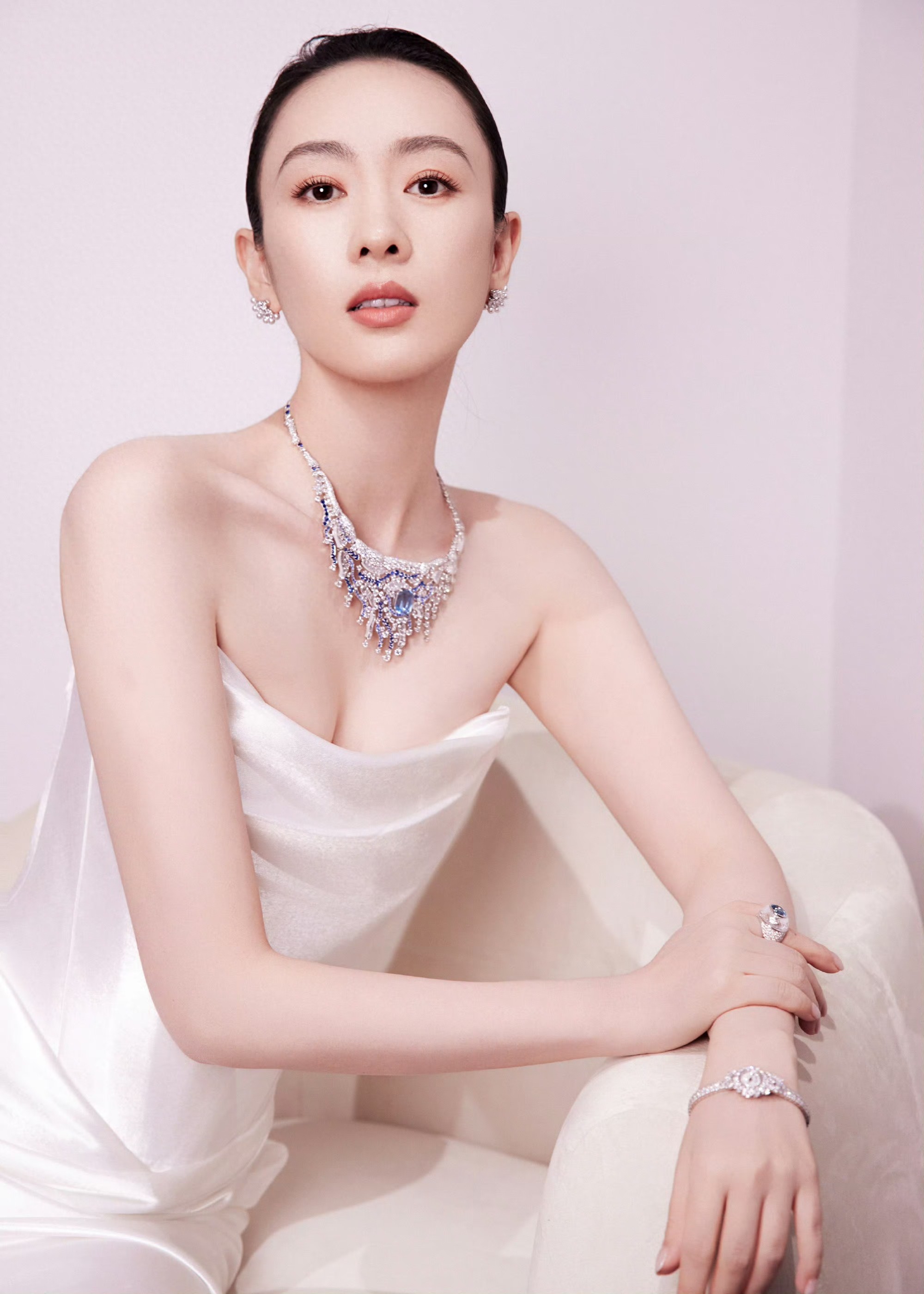 童瑶珠宝展造型，斜肩曳地裙衬纤细高挑，缎面抹胸裙显玲珑曲线