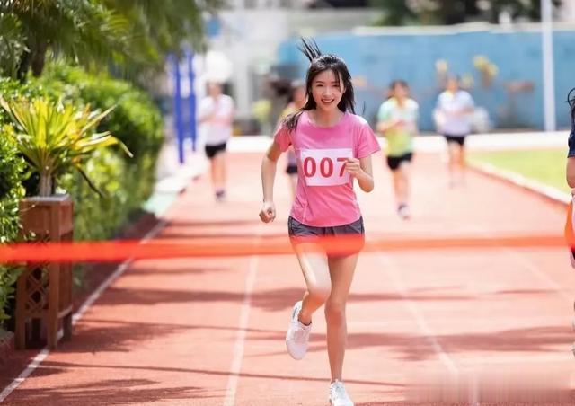 42岁万茜健身秘籍大公开，“随便蹲”引爆网络健身潮！