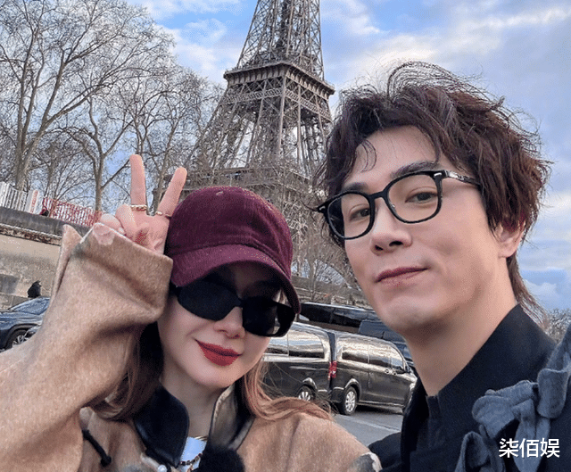 戚薇带儿女逛潮牌店，2岁儿子跟李承铉留同款发型，一家都好会穿