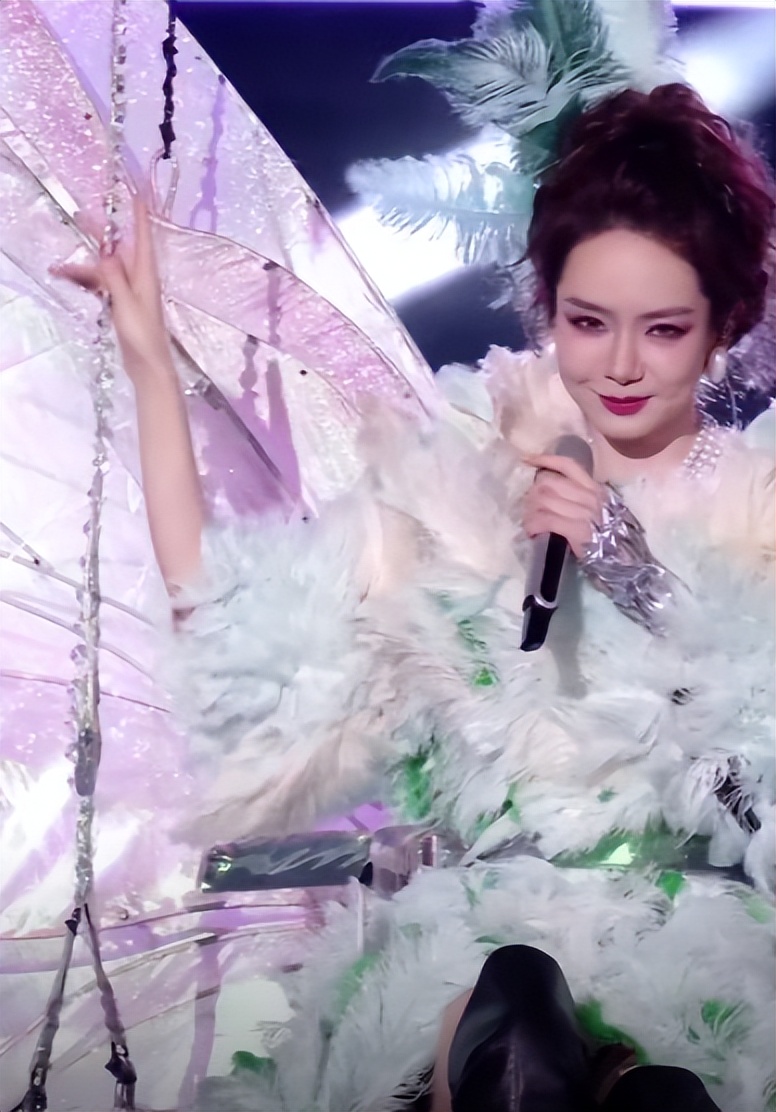 跨年晚会镜头好真实，明星全露怯，戚薇脸僵，陈都灵肿，朱迅怎么长这样了