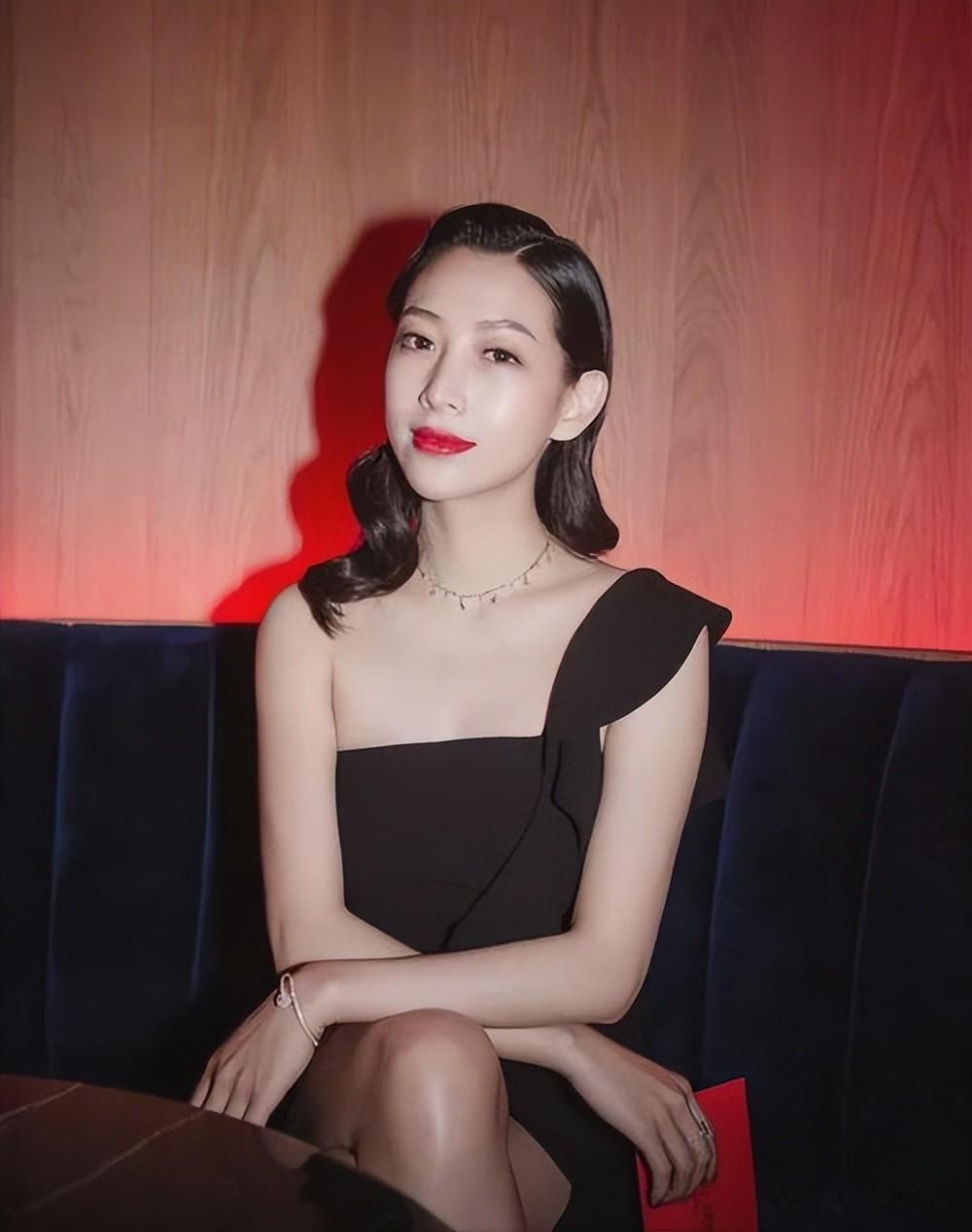 她是浙江知名主持,嫁富商定居美国,住大别墅生活奢华,5年生3娃