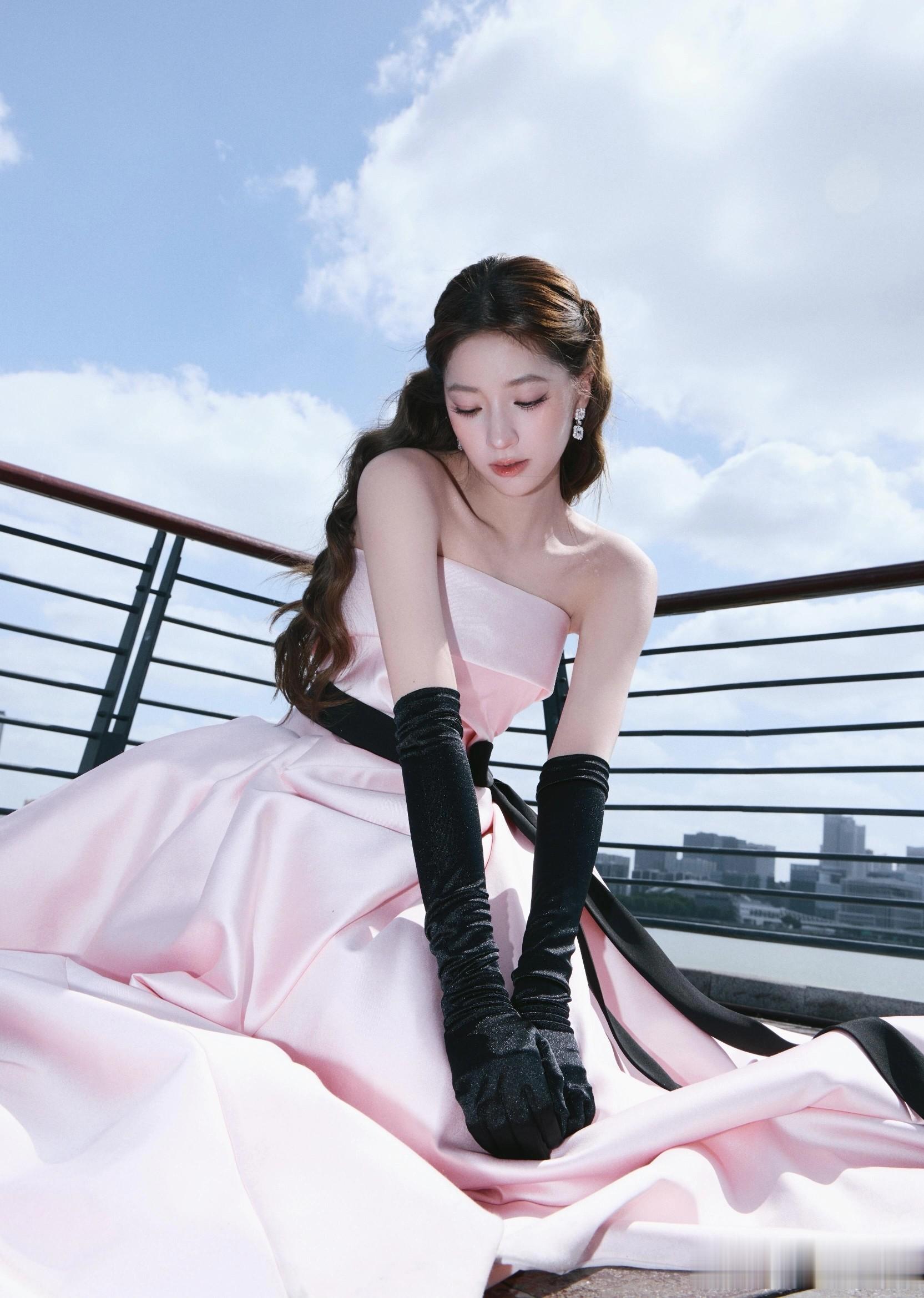 欧阳娣娣出席兰蔻90周年活动，一身粉色缎面礼服裙，美成焦点！