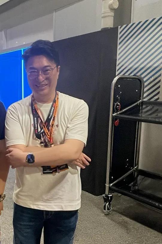 徐子淇和老公李家诚去看新加坡F1，她穿超短裙很年轻，眼皮有些肿