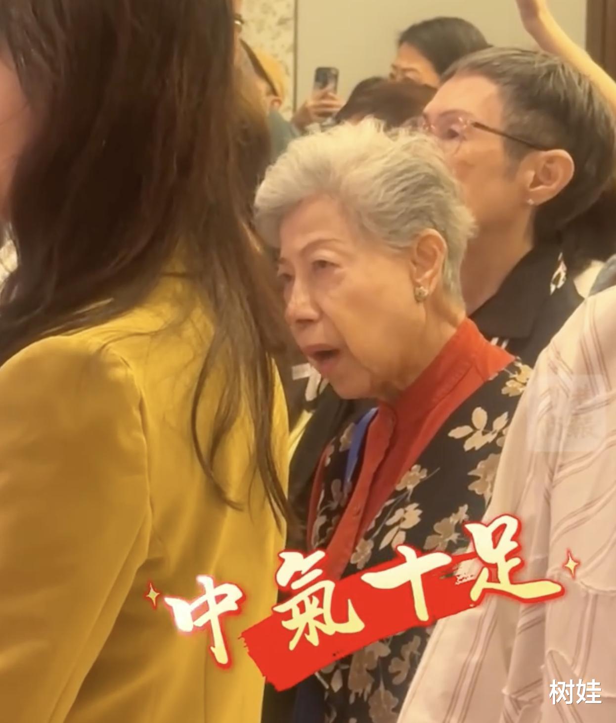 90岁TVB绿叶出席晚宴，与嘉宾一起站着唱国歌，中气十足唱得用力