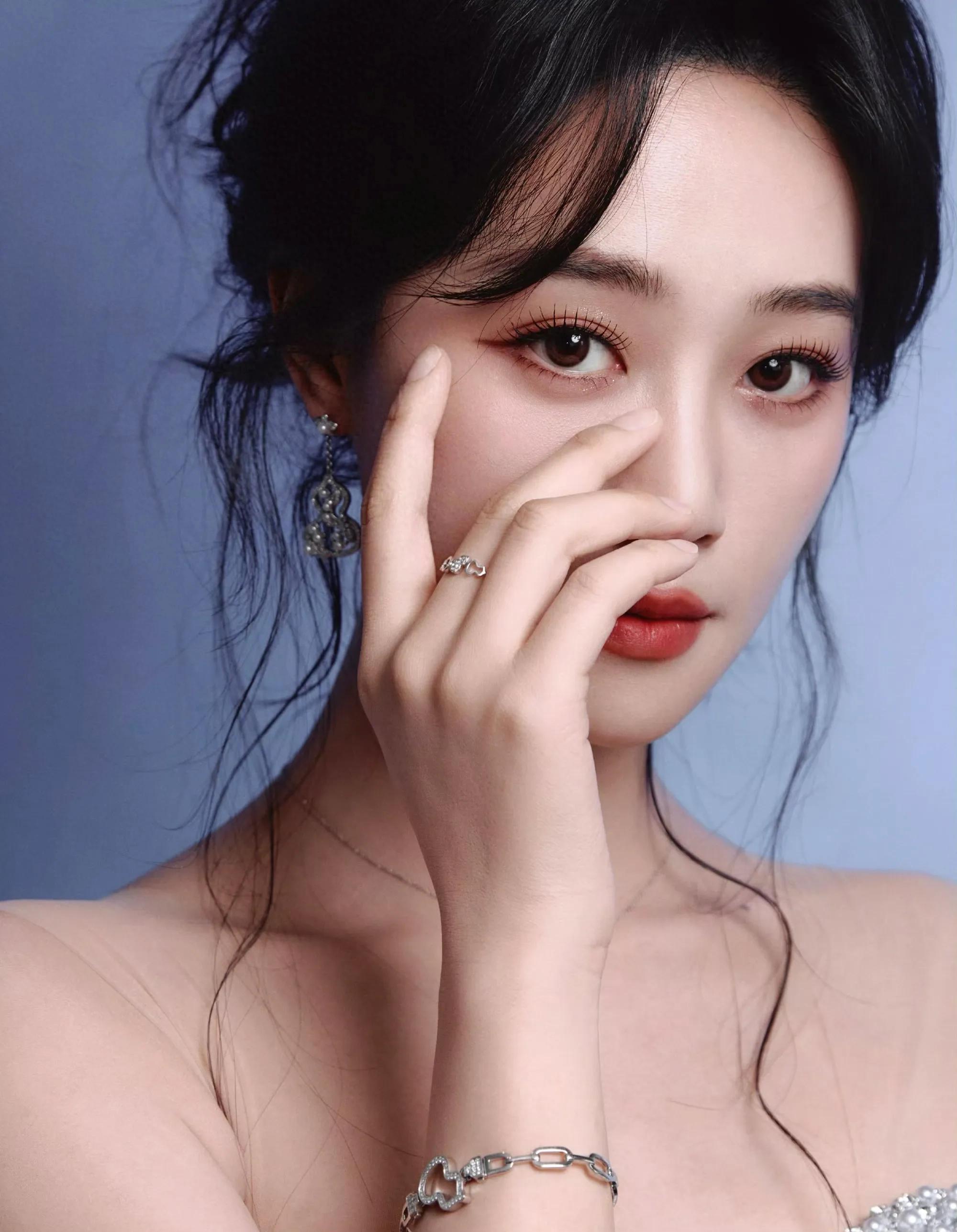 蓝盈莹人鱼裙优雅迷人