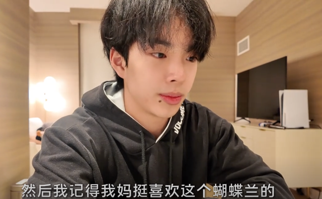 王中磊北京别墅为妻子庆生，午餐只有4个菜，威廉送花给妈妈好暖