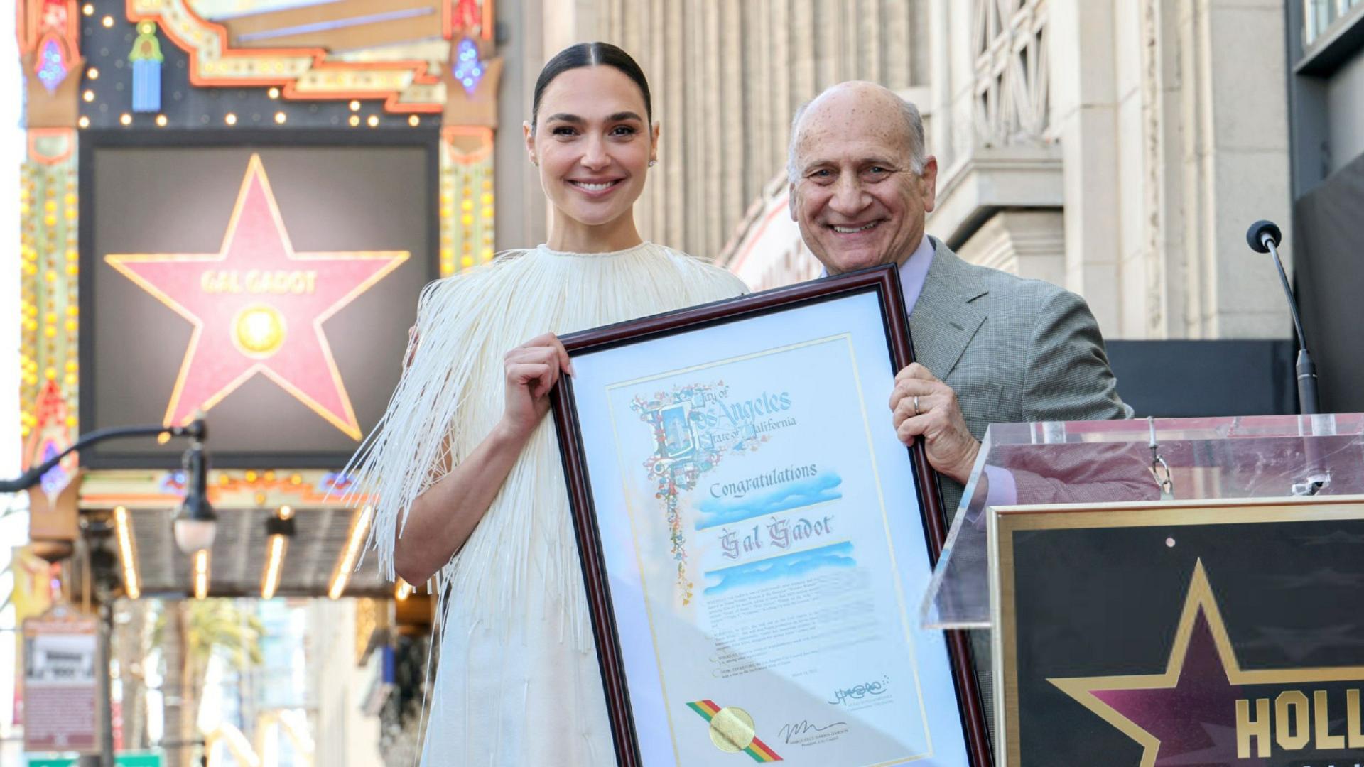 盖尔·加朵在好莱坞星光大道留星 引发巴勒斯坦支持者抗议