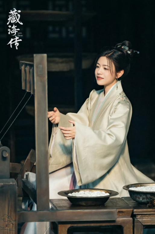 隔空对打？陈晓刚官宣喜讯，陈妍希就被骂惨，双方差距一目了然！