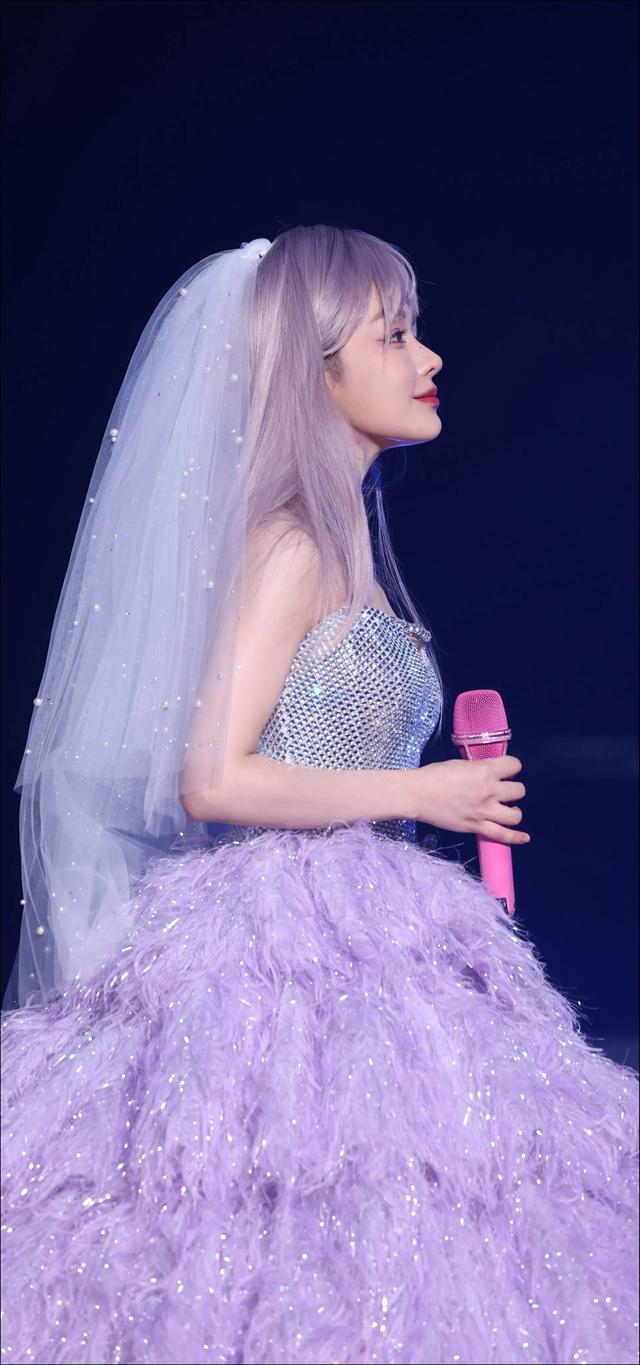 黄霄雲宇宙无敌号演唱会美图 黄霄雲白丝美图婚纱头纱侧脸那张美呆