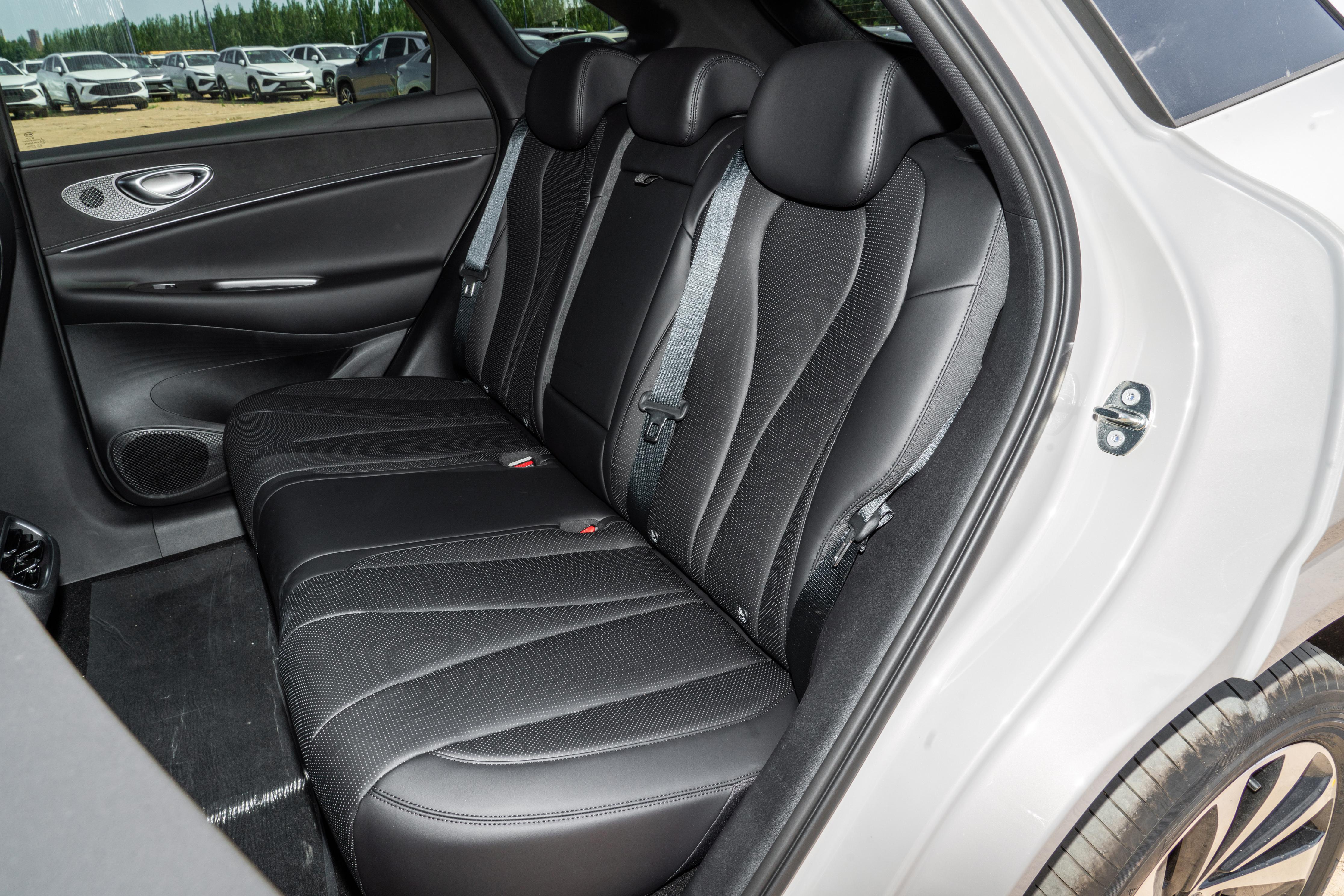 挑选全家人的大五座，轴距2820mm+续航1670km，插混中型SUV真带劲