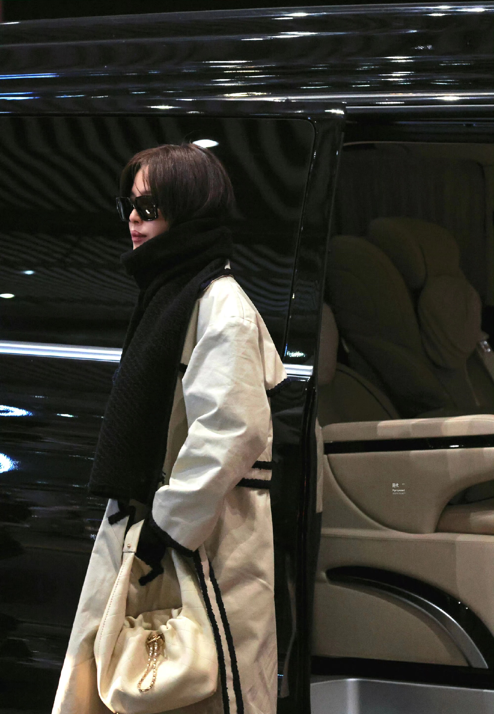 影后辛芷蕾现身机场，身穿白色大衣围着黑色围巾，慵懒如韩剧女主