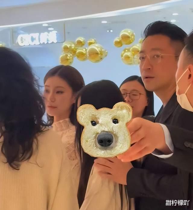 小S晒照想念姐姐，具俊晔到墓地陪伴亡妻，用力擦拭墓碑心情低落