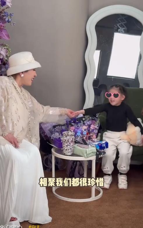 向太过生日晒孙女做的照片墙,孙女正脸照曝光,眉眼像奶奶很漂亮