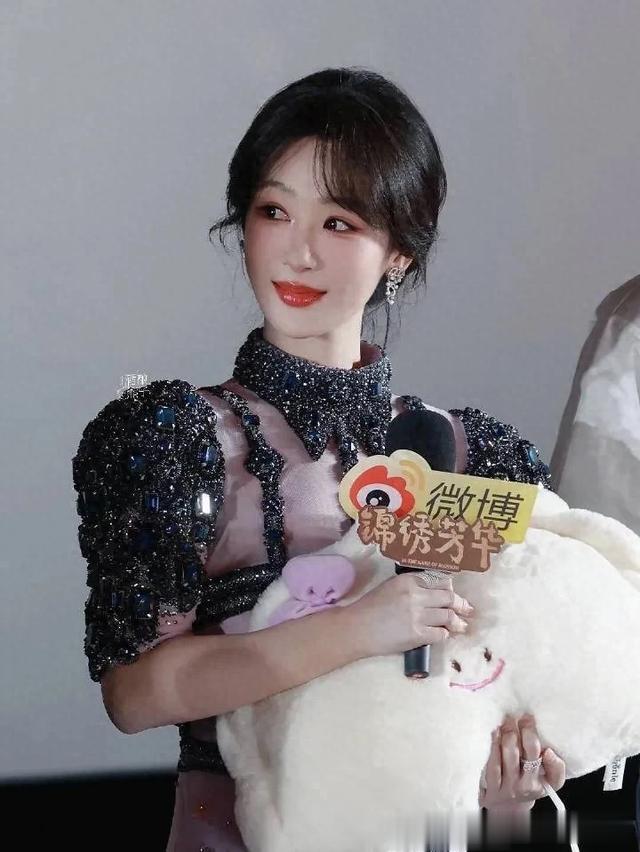 杨紫最新造型，穿紫色精致纱裙超美大气，现场叉腰撒娇好萌呀