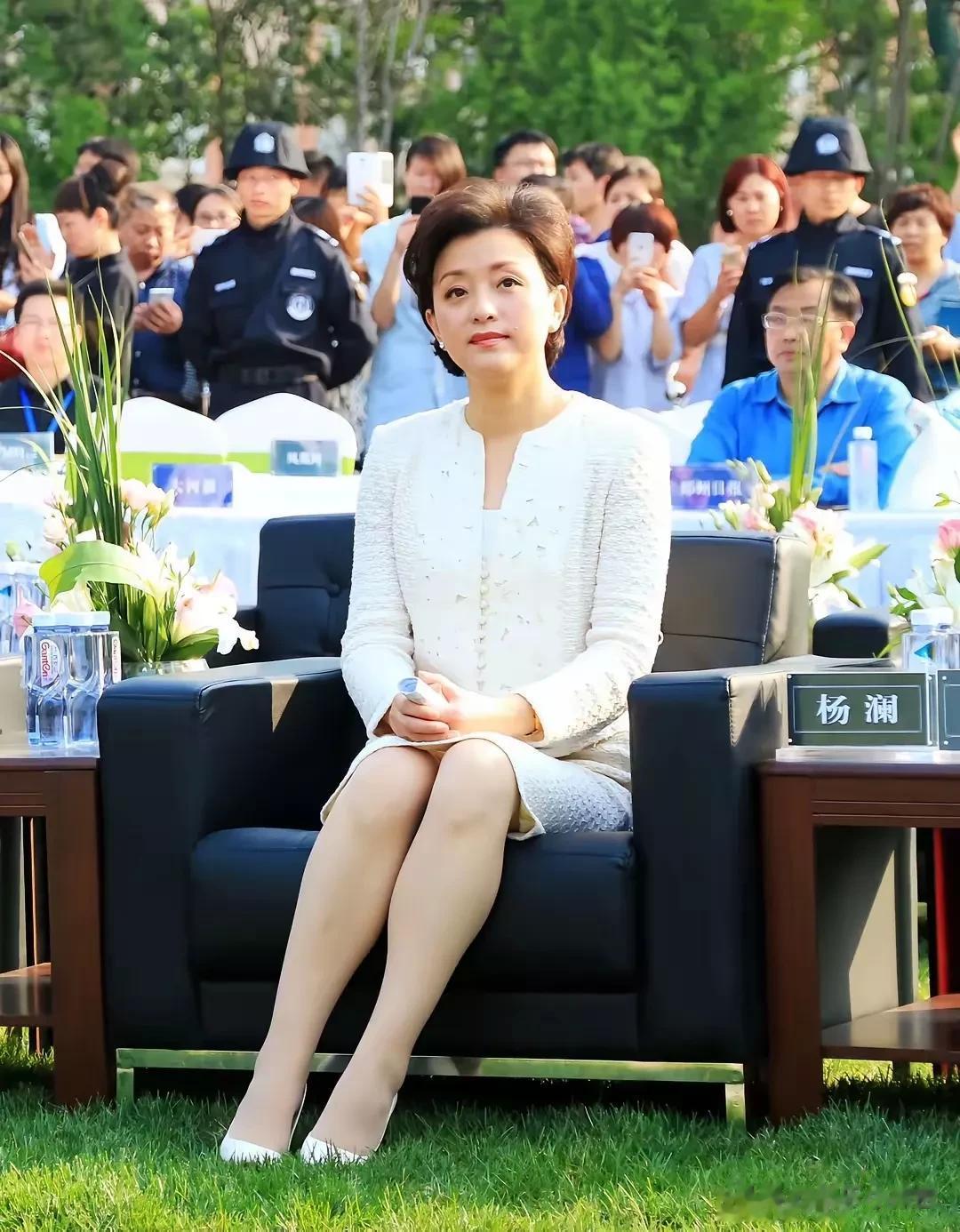 57岁杨澜在新加坡被撞见,身形发福,体态不太好还脖子前伸