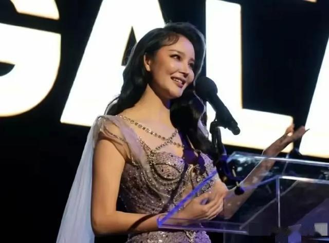 哺乳期走红毯成众矢之的，13年后，她仅用25秒，狠狠打脸内娱