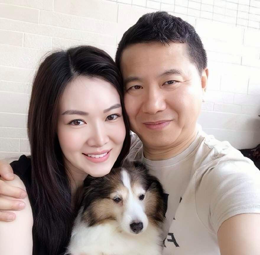 离开黄有龙后,她转身嫁给富豪,四年连生三娃,为何如今抑郁了?