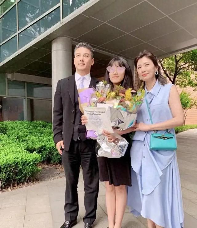 20岁梧桐妹和亲爸孙志浩越长越像,跟后妈去吃街边小吃相处融洽