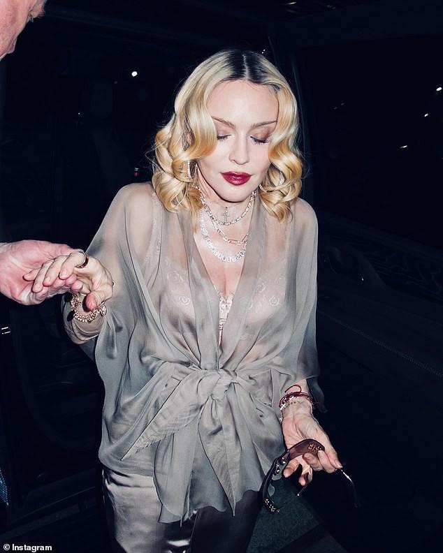 66岁麦当娜回春了，又白又嫩金发薄纱，在小37岁男友怀里一脸享受