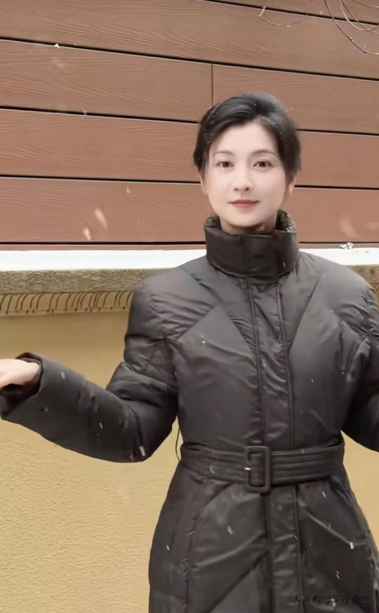 42岁斓曦雪景照,身穿黑色立领羽绒服,网友称该款已是10年旧款