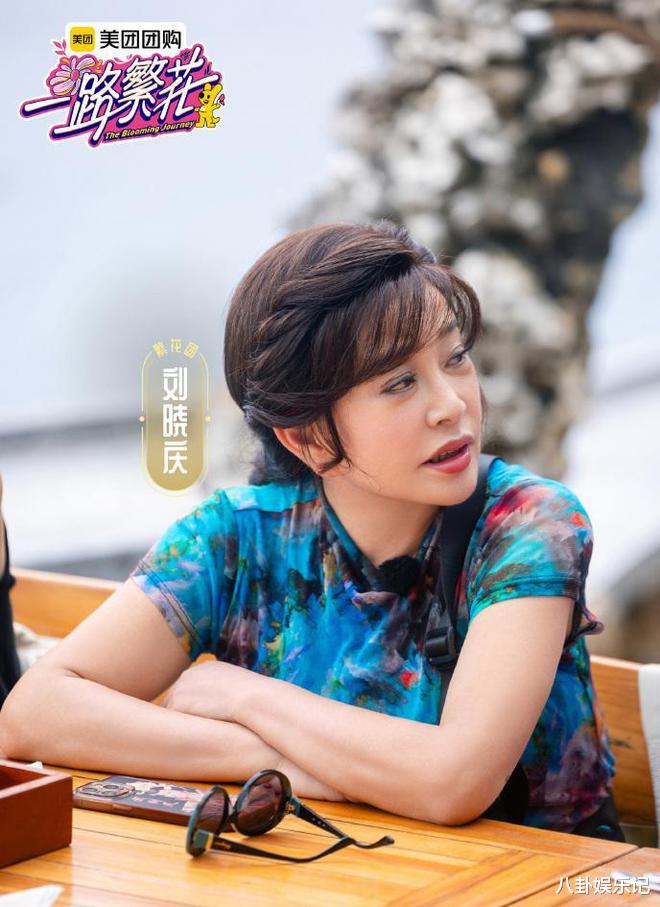 刘晓庆现身戛纳街头！一身黑白波点连衣裙被嘲土，气场却很强大