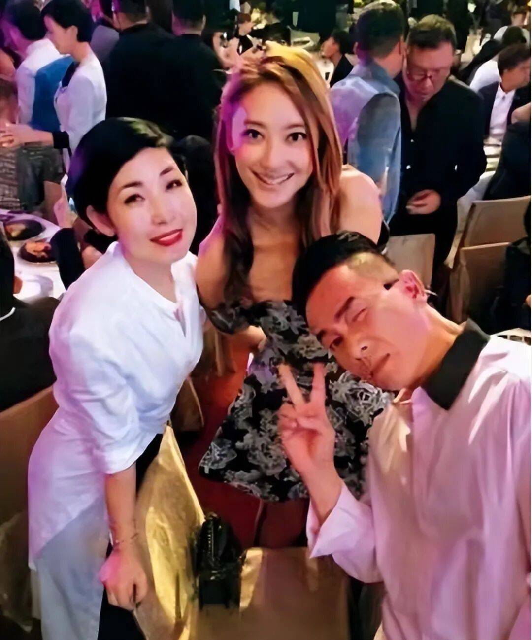 TVB知名女星与旧爱一家旅游！