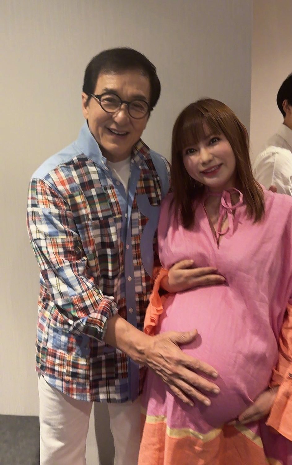 71岁成龙和日本女星中川翔子见面，用手抚摸对方孕肚，眼神好温柔