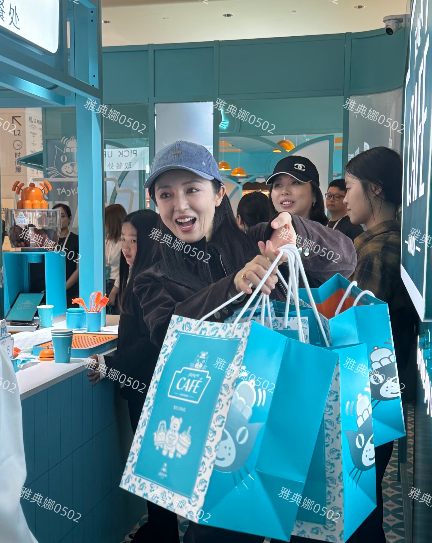 北京国贸偶遇董璇母女,董璇本人又高又白但不年轻小酒窝太可爱了