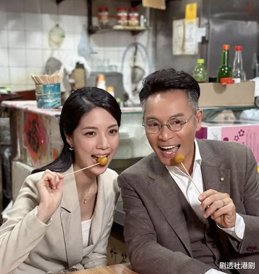 TVB视帝街头亲自派传单!路人认出却绕行,本人难掩尴尬表情