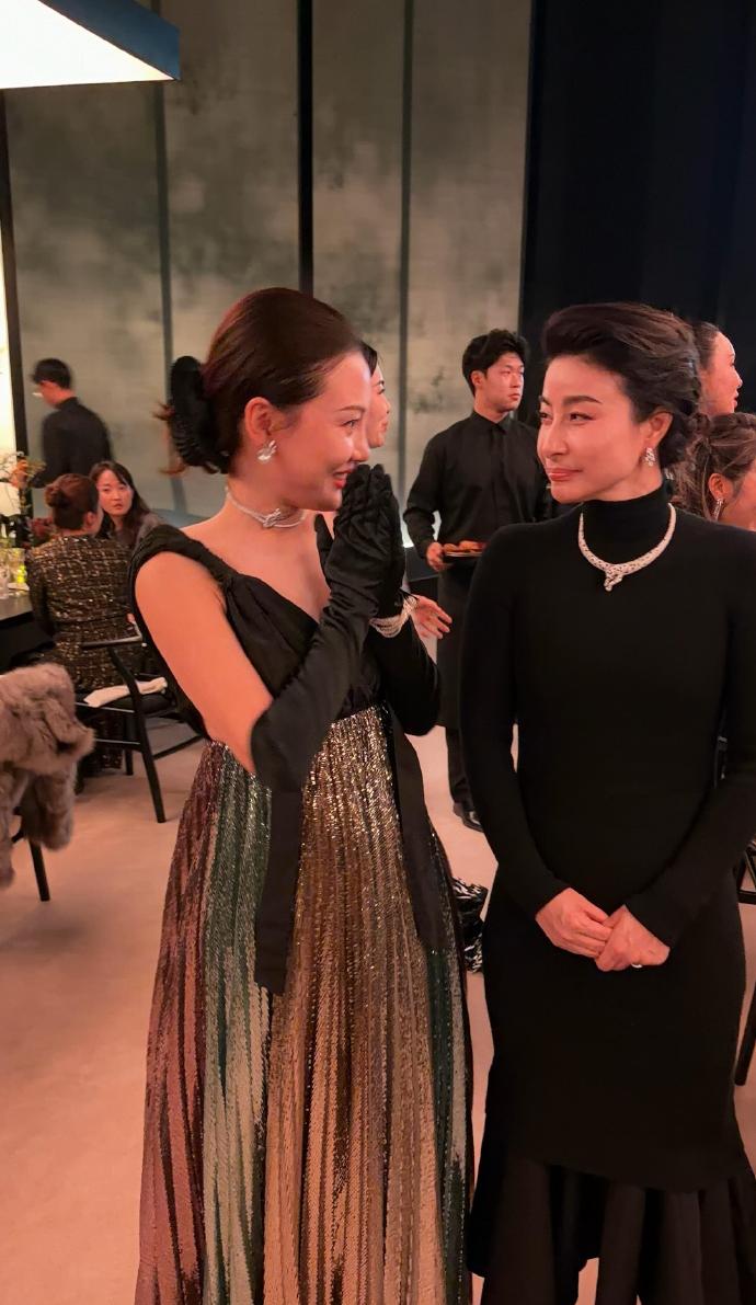 巩皇和郭晶晶同框,晶晶姐优雅非凡 尽显高级风范。霍震霆预言封神