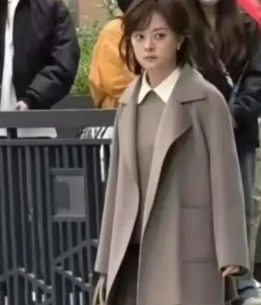孙俪无锡拍戏,灰色毛呢大衣配短发,又瘦又美气质优雅