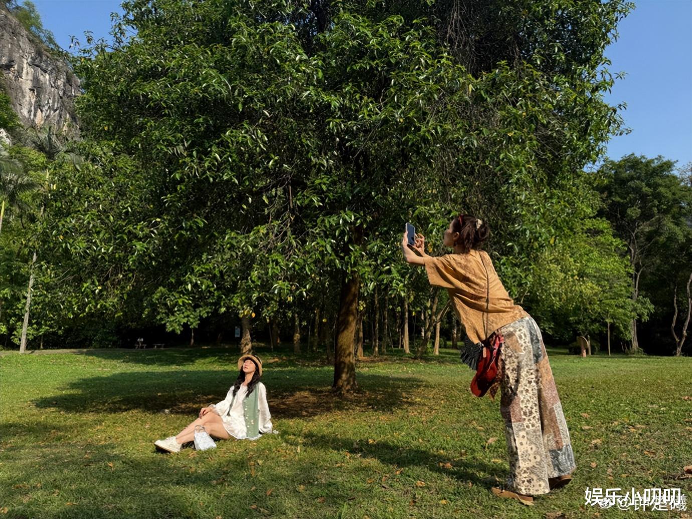 太拼了！钟楚曦化身满分旅游搭子，为好友出片各种高难度拍摄