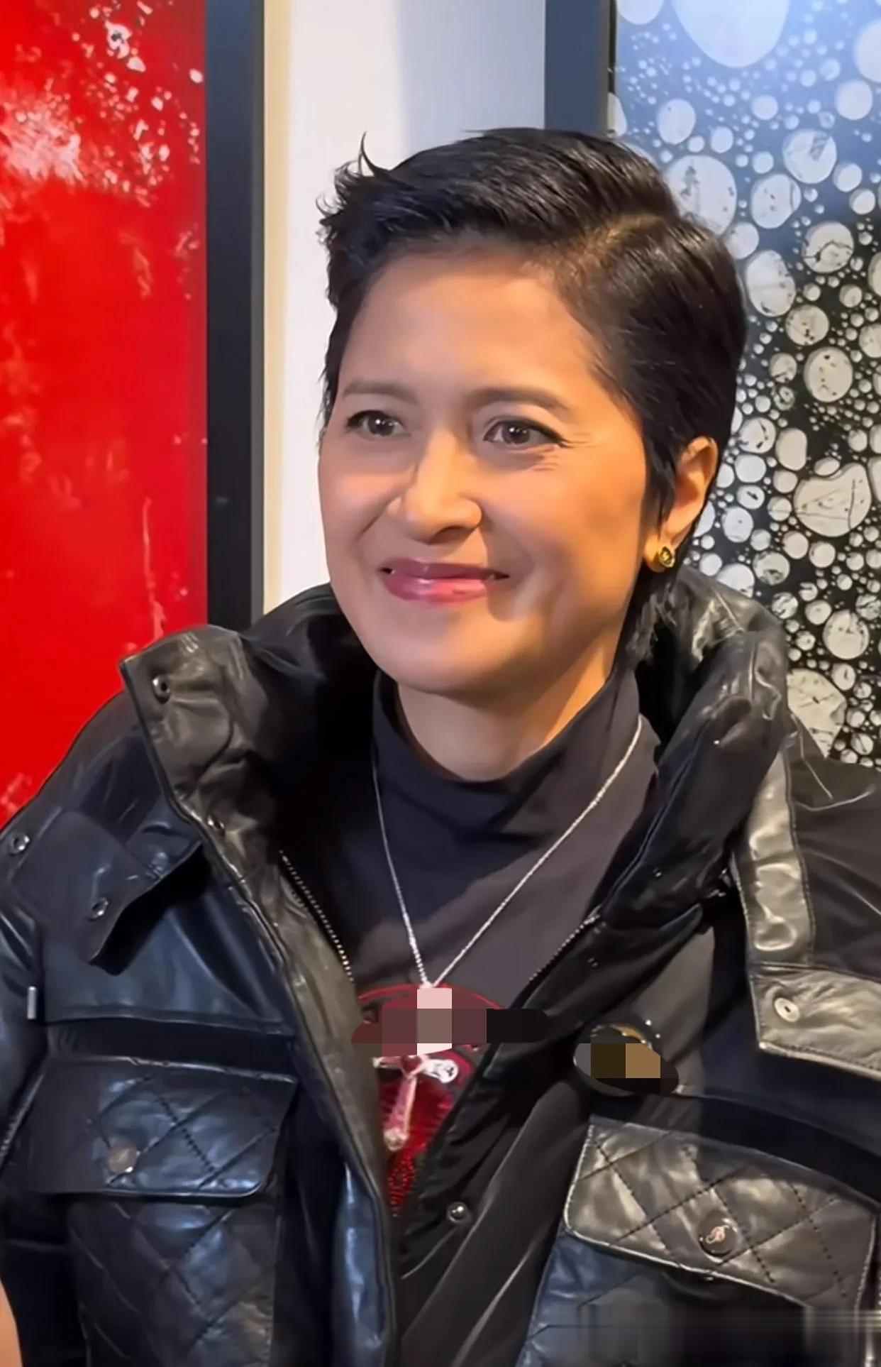 60岁邵美琪现身香港,双眼炯炯有神,利落短发,说她40岁我都信!