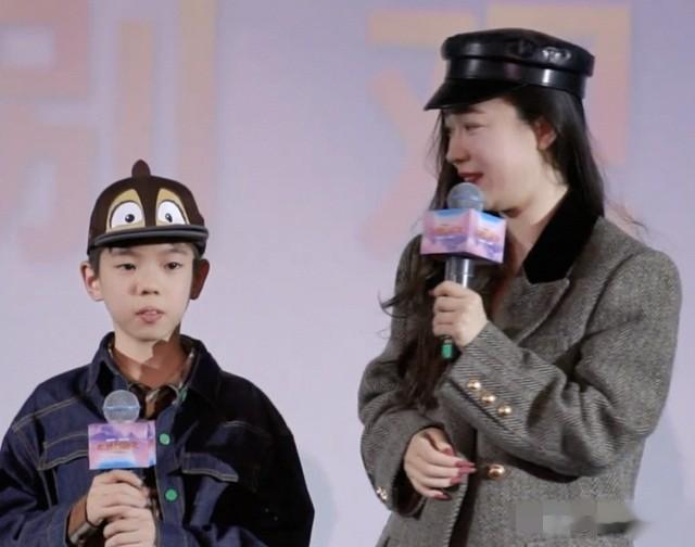 霍思燕和儿子出席活动，儿子凸嘴龅牙变化大