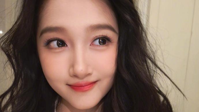 关晓彤用自己的表情包回应粉丝，网友：“表情包玩得这么溜”