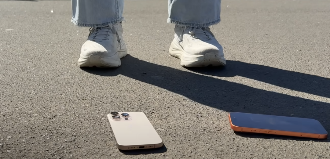 看似脆弱實則硬核！iPhone17ProMax抗摔表現讓果粉傻眼