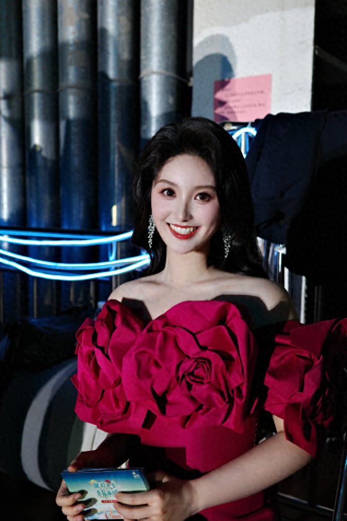 主持人严尚嘉今日主持风采，玫红色裙子穿搭好有气质