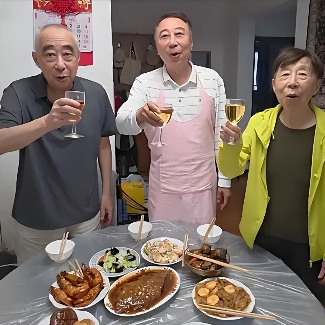 68岁冯巩现状曝光，住100平小房纸箱衣服乱扔，一次性口罩反复用