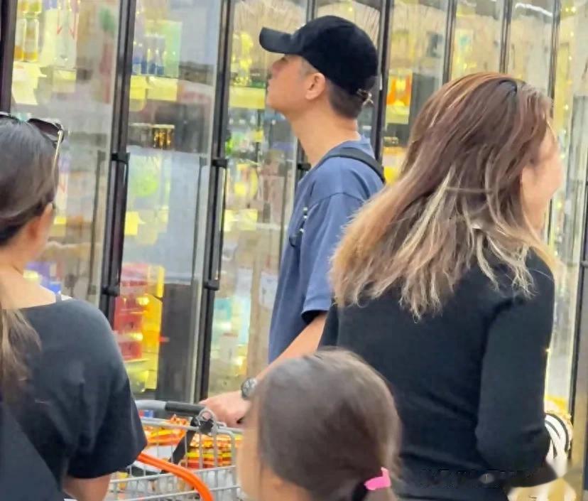 任重孙骁骁一家三口被偶遇，女儿全程保姆照顾，两人路人缘都挺差